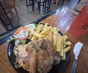 restaurantes de pollo ala brasa de Yarinacocha Ucayali