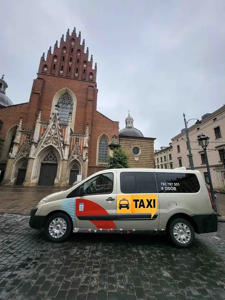 Taxi Kraków Bus, Dominika & Łukasz, Taxi w Krakowie, Bus Taksówka, Transfery