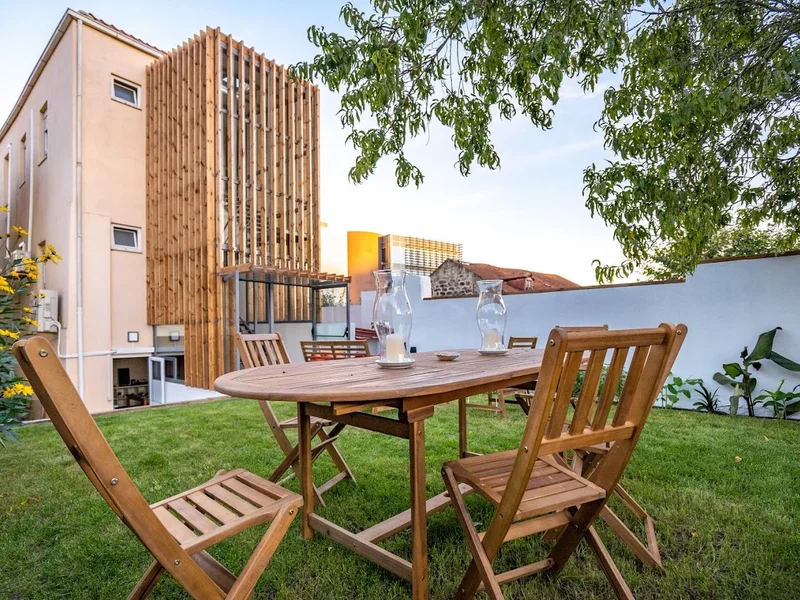 Peach Hostel & Suites