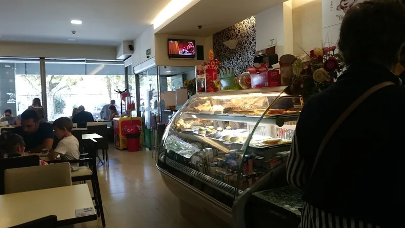 Doka's Pão Quente, Pastelaria, Cafetaria, Salão De Chá.