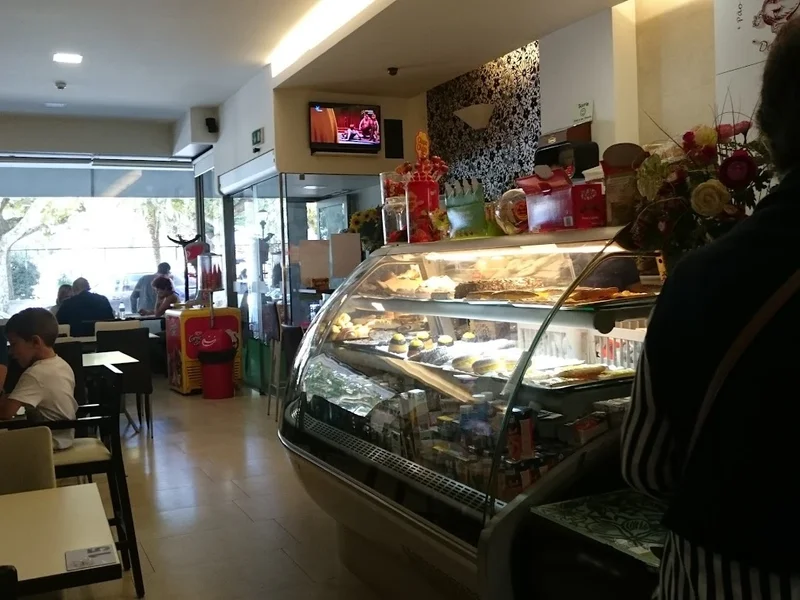 Doka's Pão Quente, Pastelaria, Cafetaria, Salão De Chá.