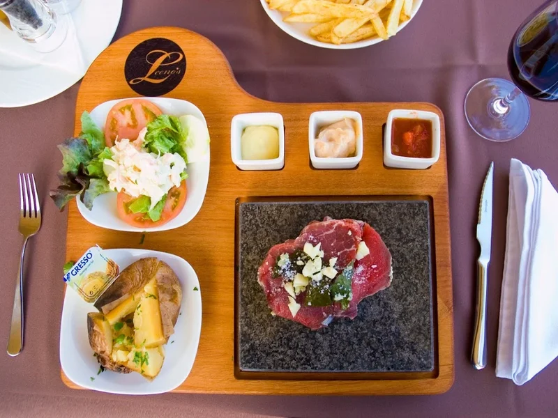 Leeno's Bar & Restaurant