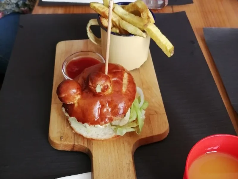 La Vara - Handmade Burgers & Portuguese Wines