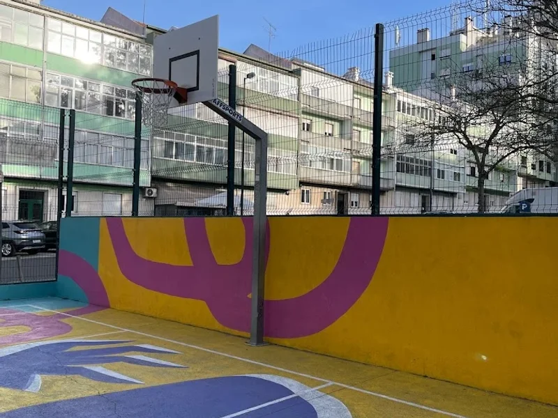 Campo de basquetebol (Alto dos Moinhos)