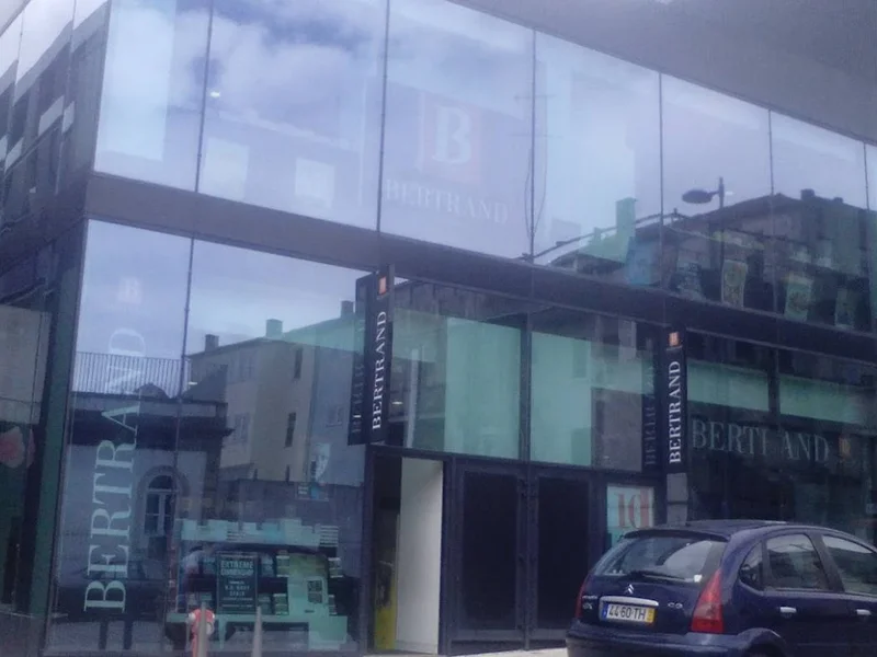 Livraria Bertrand - Liberdade Street Fashion