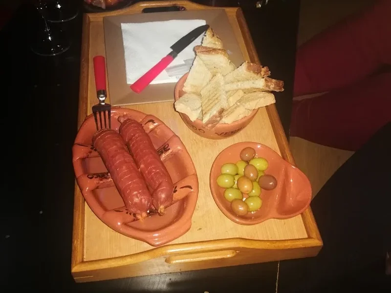 TARAS E MANIAS vintage club bar