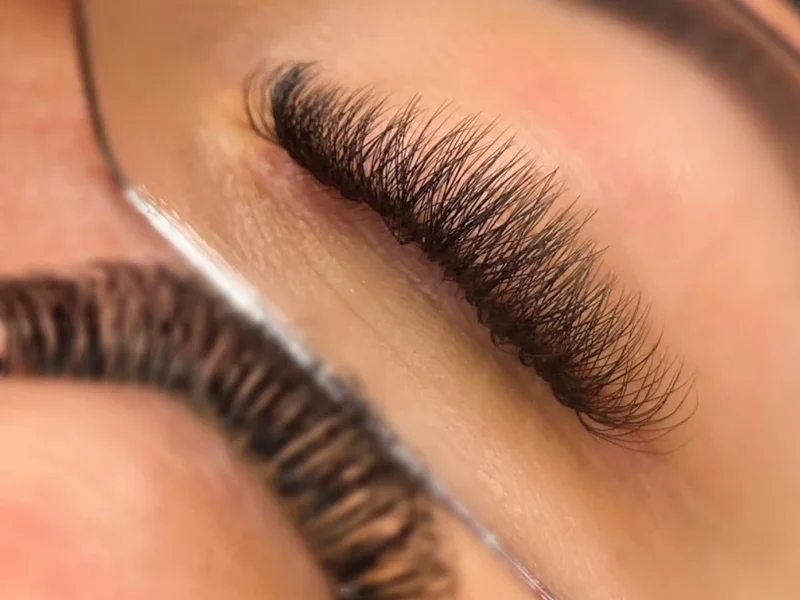 Lash Brasil by Bruna Szavka | Espaço espacializado em Sobrancelhas e Pestanas | Cílios