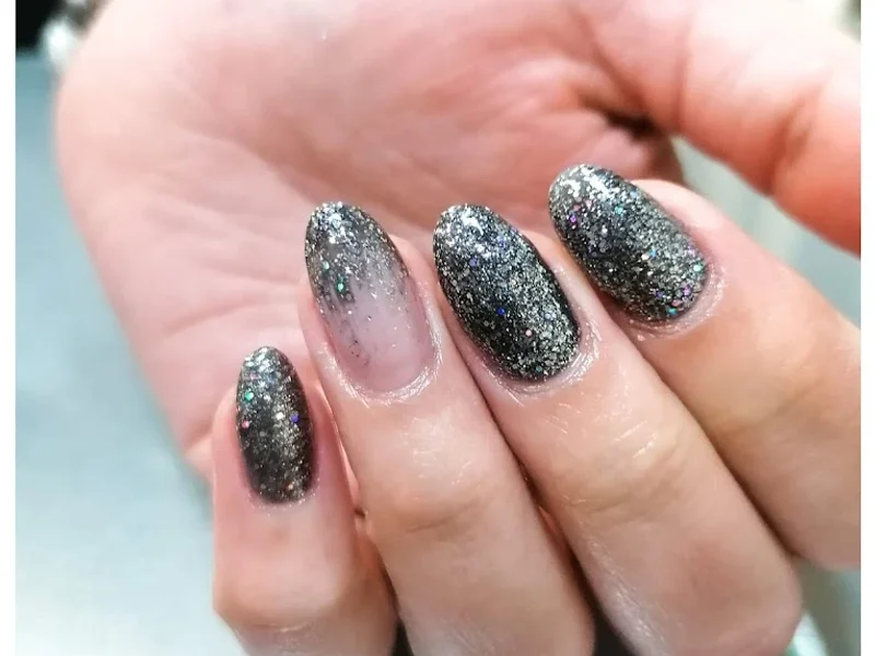 Elodie nails stylist