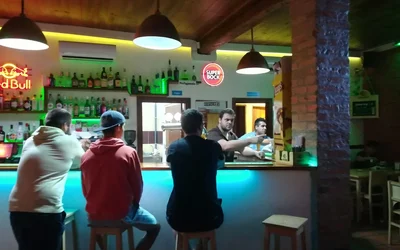 Lista 8 bares para beber cocktails no Rio Maior Santarém