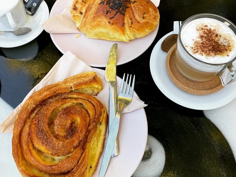 8100 Café