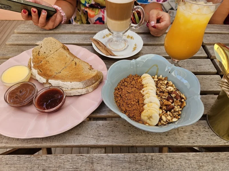 Dona Rosa Brunch & Lounge