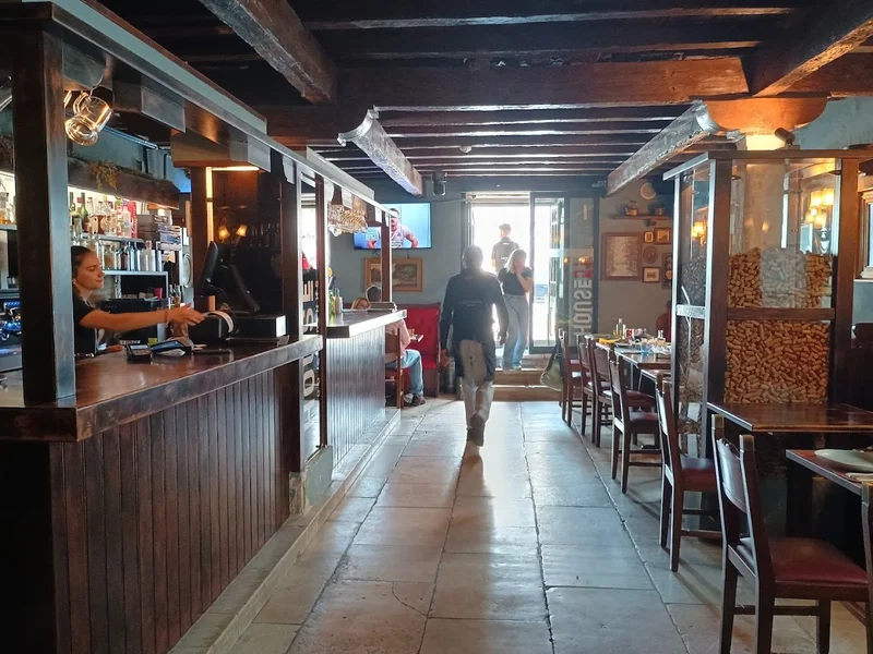 House 51 Food and Drinks