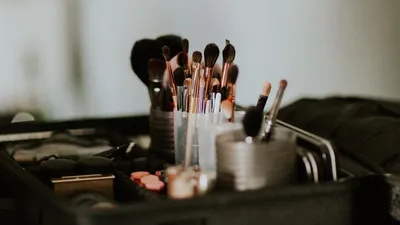 Liste 29 make-up artiști din București