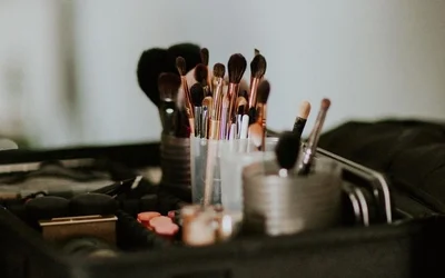 Liste 29 make-up artiști din București