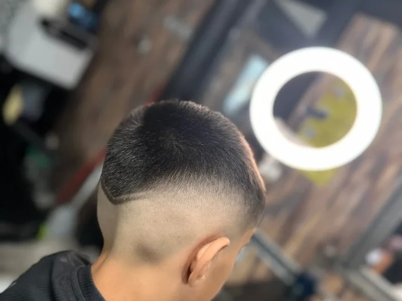 MEN'S ROOM BARBERSHOP