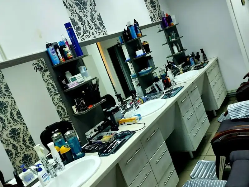 Iris Salon de Infrumusetare Pitesti. Coafor Pitesti. Extensii Gene, Make Up Pitesti