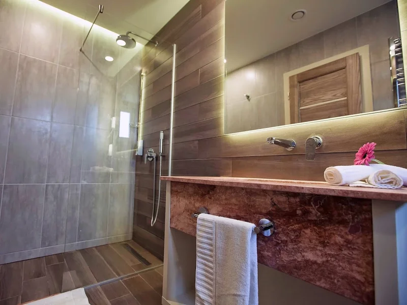 Exclusive Hotel & More