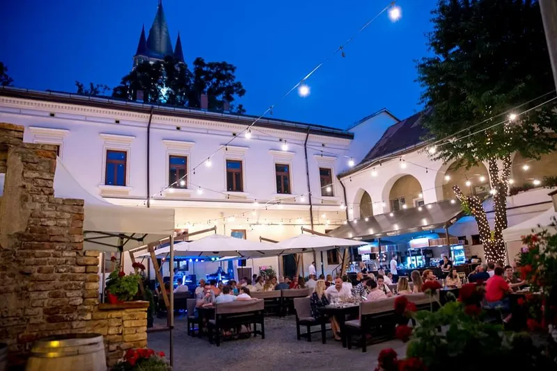 La Tour Baia Mare, Restaurant/Terasă