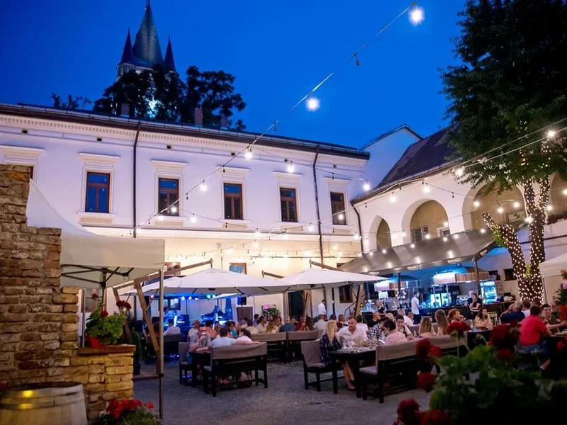 La Tour Baia Mare, Restaurant/Terasă