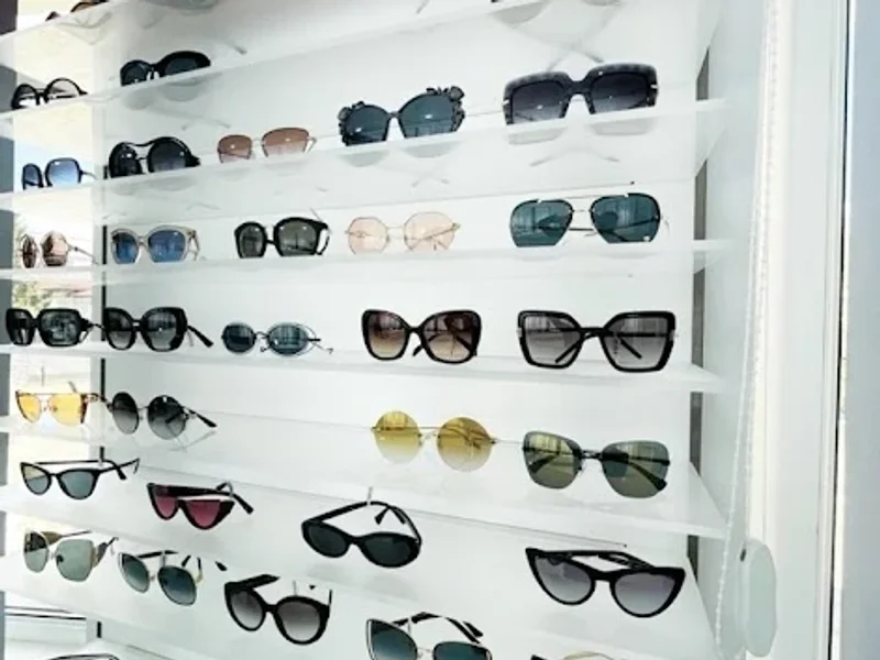 Creativ Optic - Optica Craiova. Ochelari de Vedere, Lentile de Contact, Lentile Progresive, Rame Ochelari, Ochelari de Soare, Reparatii Ochelari Craiova. Optometrie, Oftalmologie Craiova