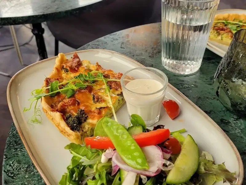 Tant Rut Cafe & Bistro