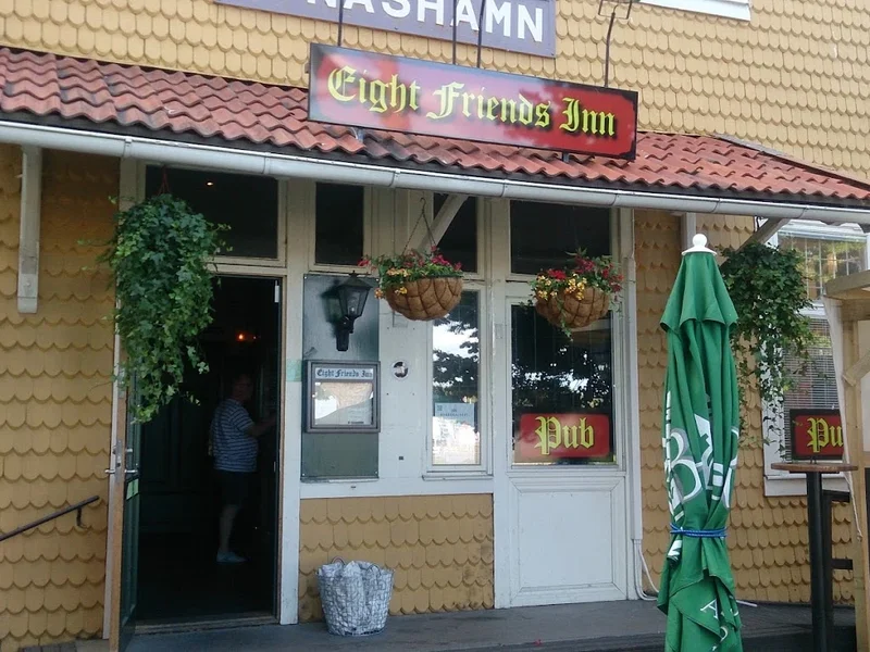 Eight Friends Inn
