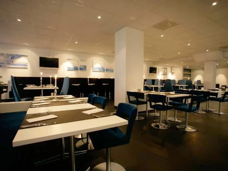 Aqua dinner & drinks