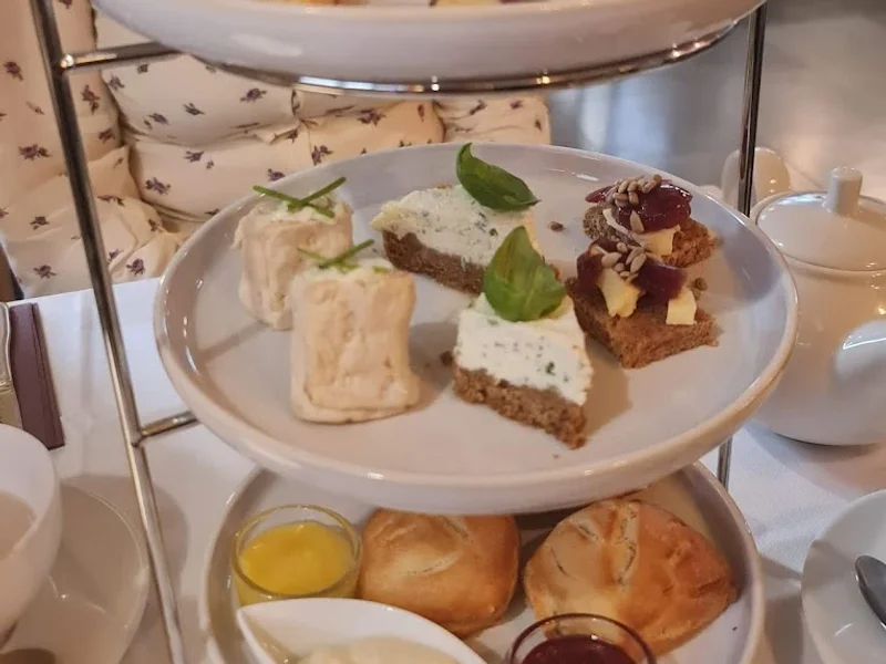 Collector's Lady Hamilton Hotel