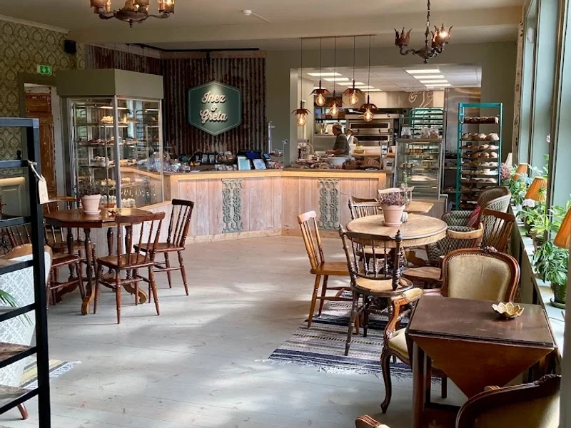 Inez och Greta, Café och Bageri