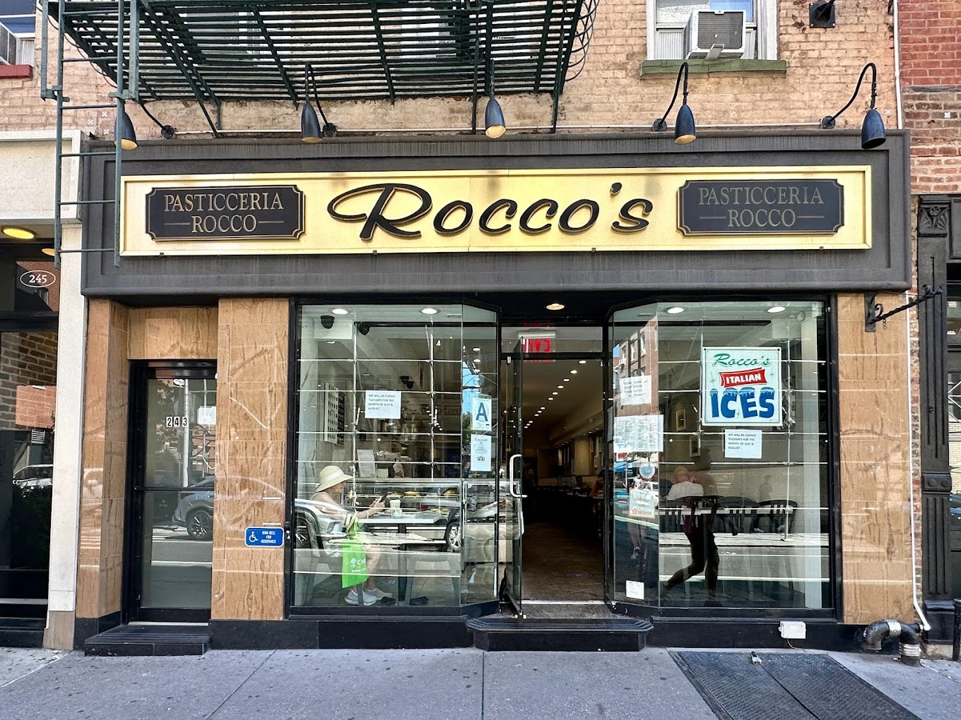 21 Amazing Cannoli Places in New York City to Try!