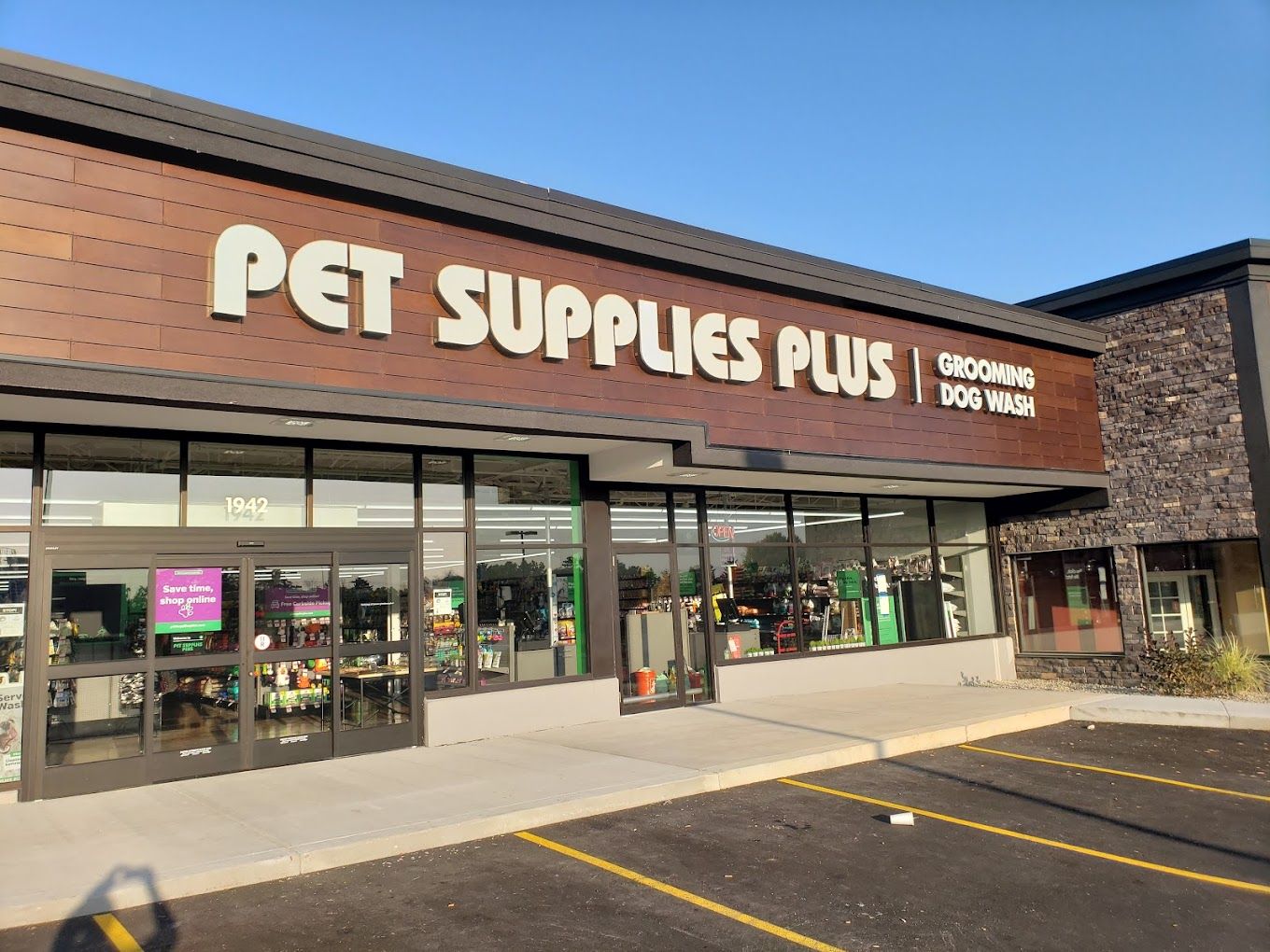 Pet store with 2024 vet near me
