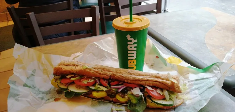 Sandwiches restaurants Subway