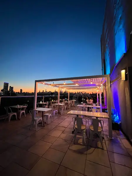 Luna Asian Bistro and Japanese Rooftop Restaurant 日本料理