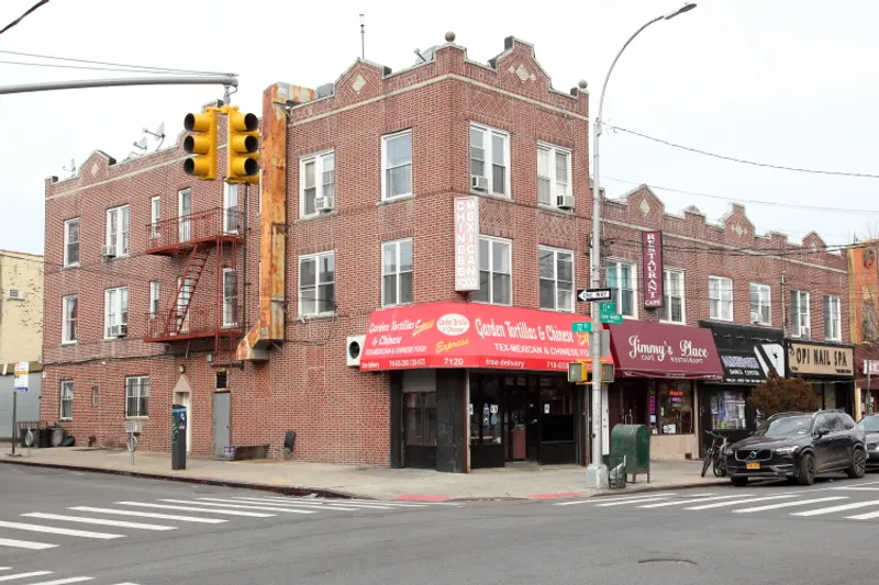 outdoor dining Garden Tortillas & Chinese Express in Dyker Heights