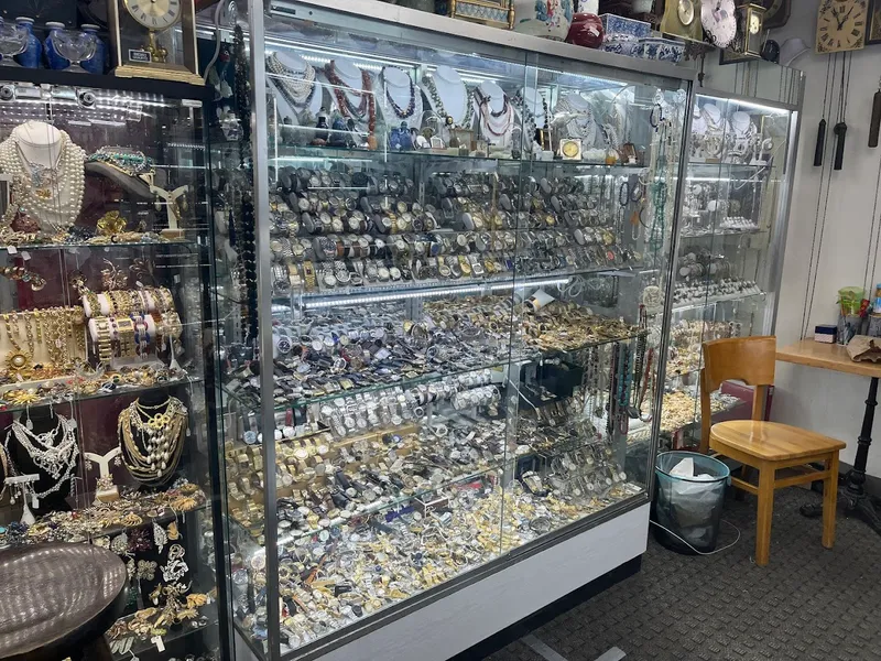 watch stores Yan's Antique Jewelry Inc. in Chinatown