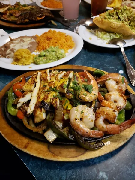 mexican restaurants Los Tres Hermanos Bar & Grill