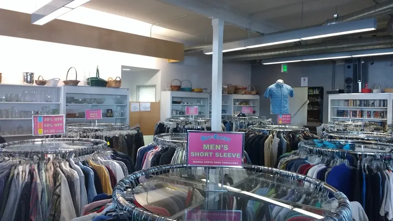 consignment shops Out of the Closet - Long Beach