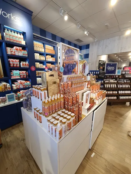 cosmetics stores Bath & Body Works