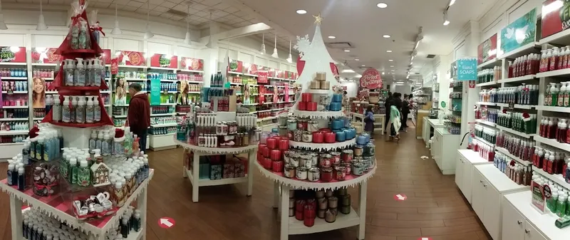 cosmetics stores Bath & Body Works