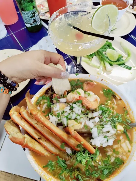 late night restaurants Mariscos Colima