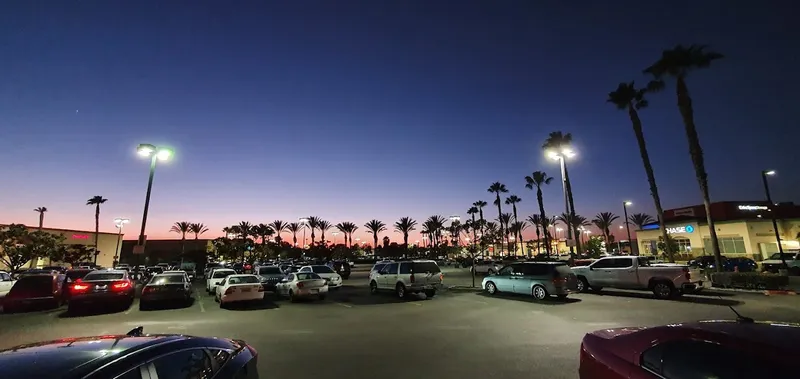 shopping malls Long Beach Town Square