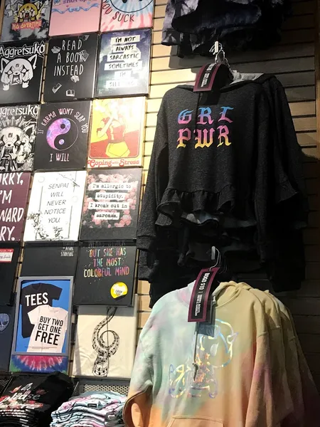 sweaters Hot Topic in Hollywood