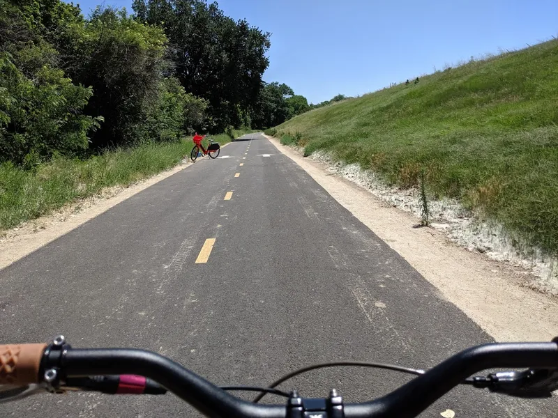 Kid-friendly bike trails Sutter's Landing Regional Park