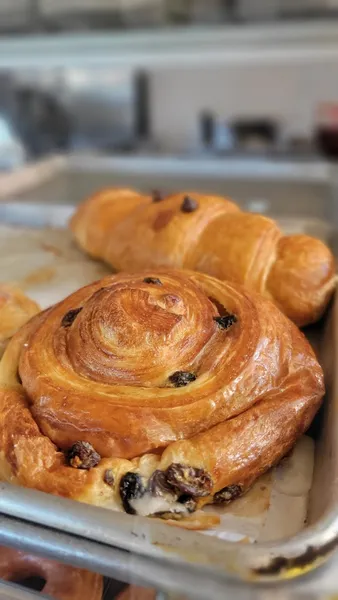 cinnamon rolls Golden Donut