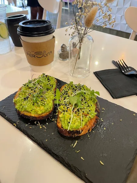 avocado toast café Persona