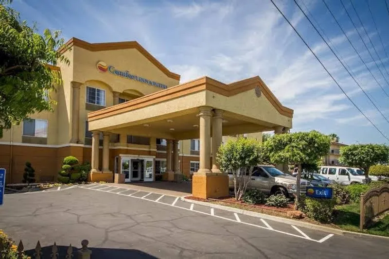 hotel with gym Comfort Inn & Suites Sacramento - University Area