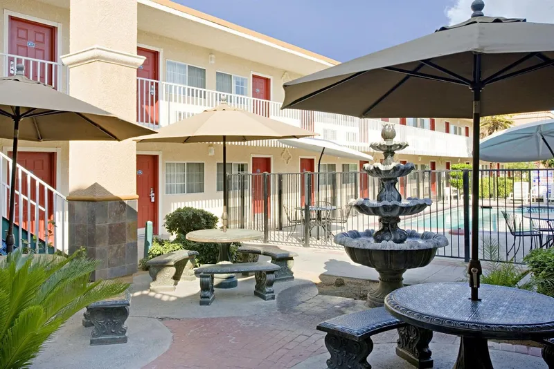 hotels with pools Dream Inn Fresno