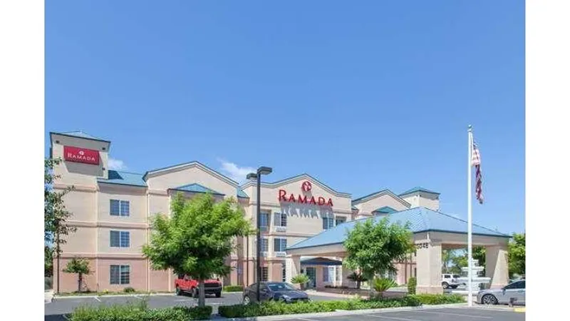 hotels with pools Ramada by Wyndham Fresno Northwest