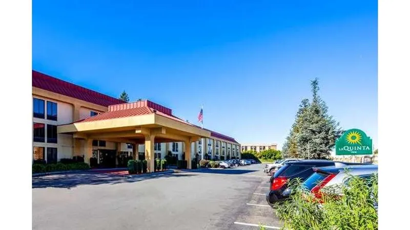 hotels with pools La Quinta Inn & Suites by Wyndham Oakland Airport Coliseum