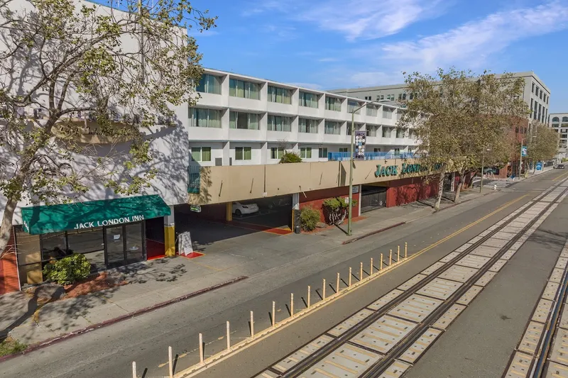 hotels with pools Jack London Inn